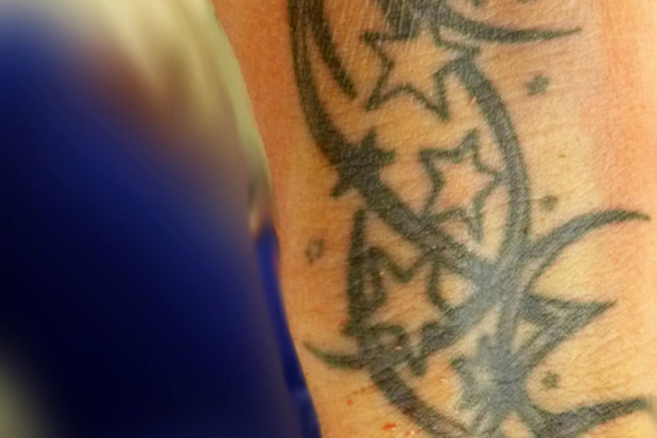 Tote Frau stellt Polizei vor Rätsel: Wer erkennt dieses Tattoo?