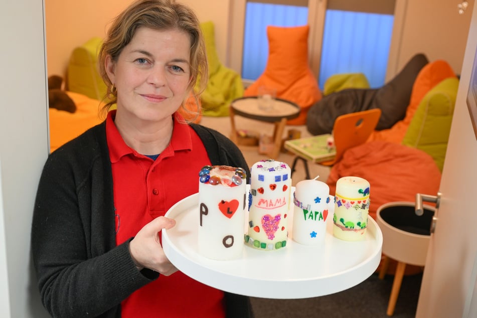In der ersten Stunde gestalten die Kinder bei Trauerbegleiterin Claudia Worch (51) Kerzen.