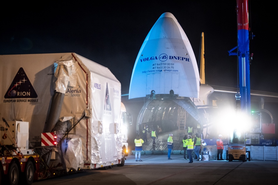 Das zweite von Airbus gebaute europäische Servicemodul (ESM) für das Orion-Raumschiff der Nasa wird verladen.