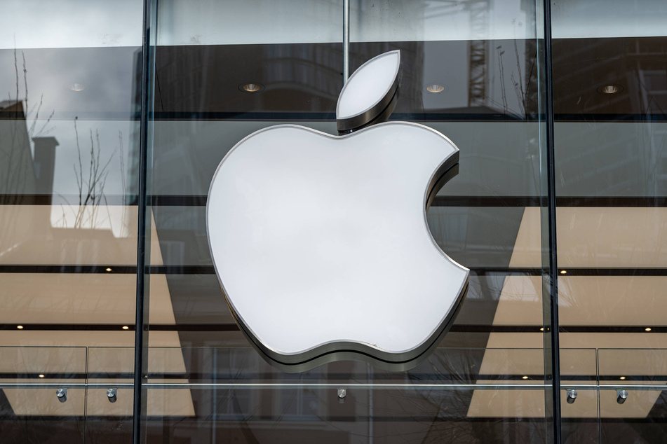 Apple is reportedly beginning to work on personal robots after abandoning efforts to develop an electric car.
