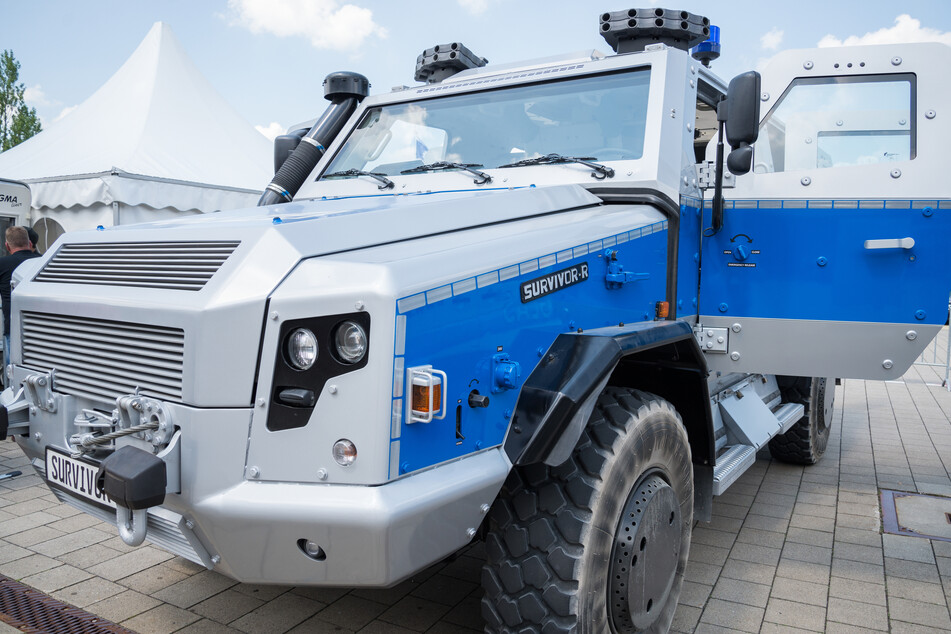 Mit einem Panzerwagen schritten die Beamten zur Tat. (Symbolbild)