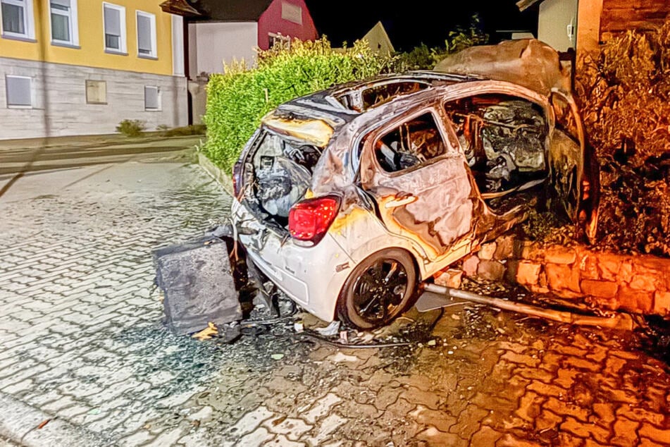 20-Jähriger kracht gegen Mauer - Auto geht in Flammen auf