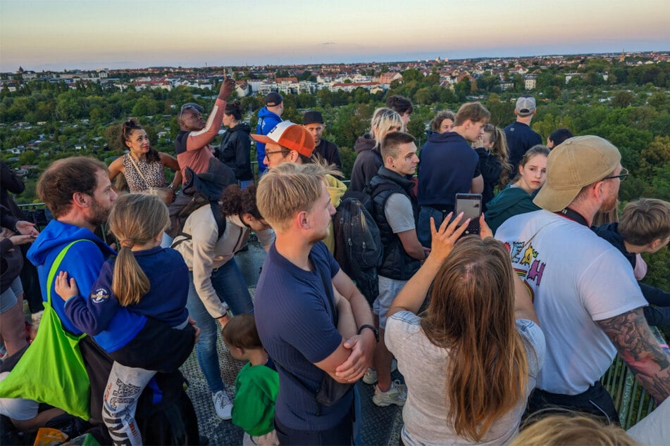 Schon bevor der Mond überhaupt aufging, war der Wackelturm schon gut gefüllt.