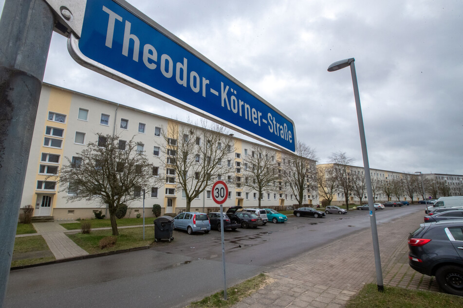 Die Theodor-Körner-Straße in Boizenburg an der Elbe. Bei einem Polizeieinsatz ist hier ein Polizist angeschossen und ein Toter in der Wohnung des Schützen gefunden worden.