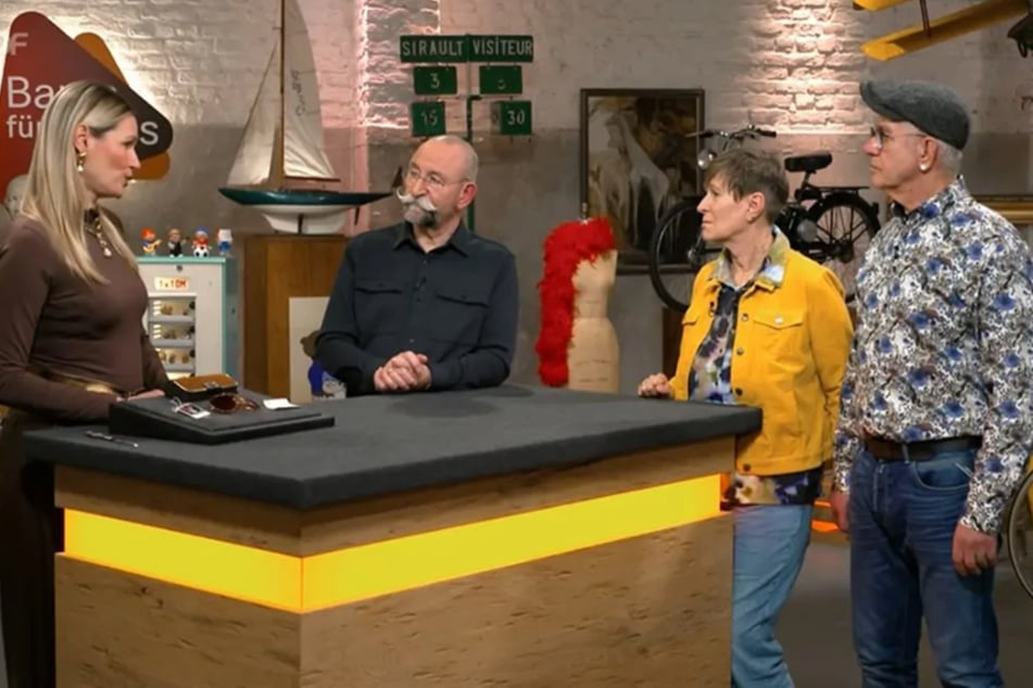 Martina und Rainer (r.) haben beim Ausmisten eine stylische Aviator-Brille entdeckt, die sie bei "Bares für Rares" zu Geld machen wollen.