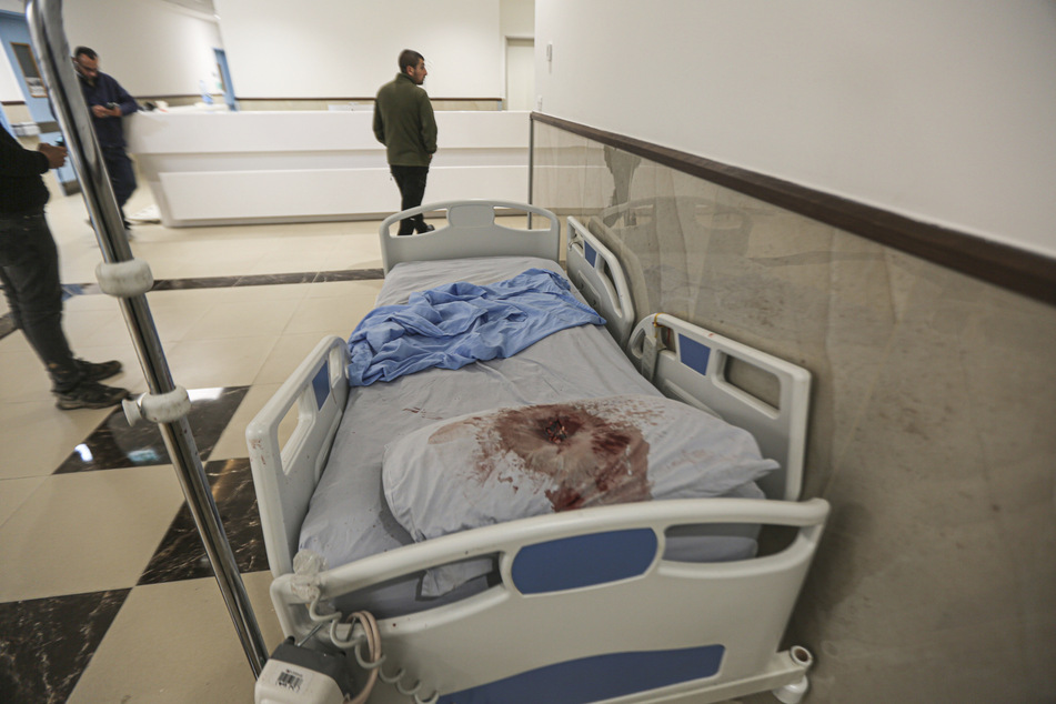 Ein blutverschmiertes Bett im Ibn-Sina-Krankenhaus nach einem tödlichen israelischen Militärangriff.