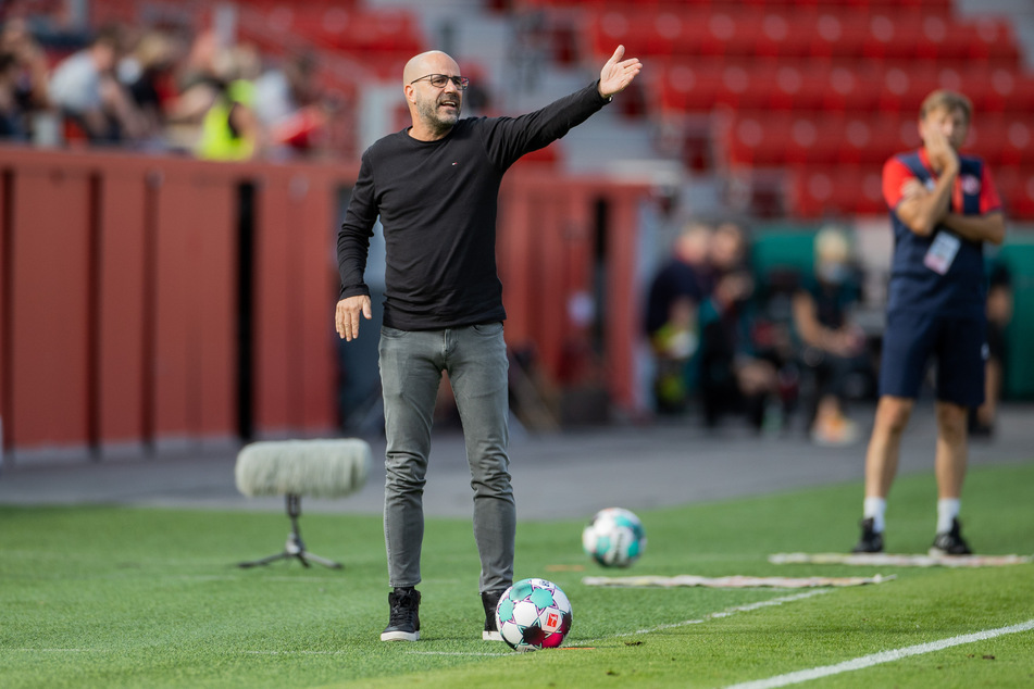Leverkusens Trainer Peter Bosz (56) gestikuliert im Pokal-Spiel gegen Eintracht Norderstedt (1:1) wild an der Seitenlinie.