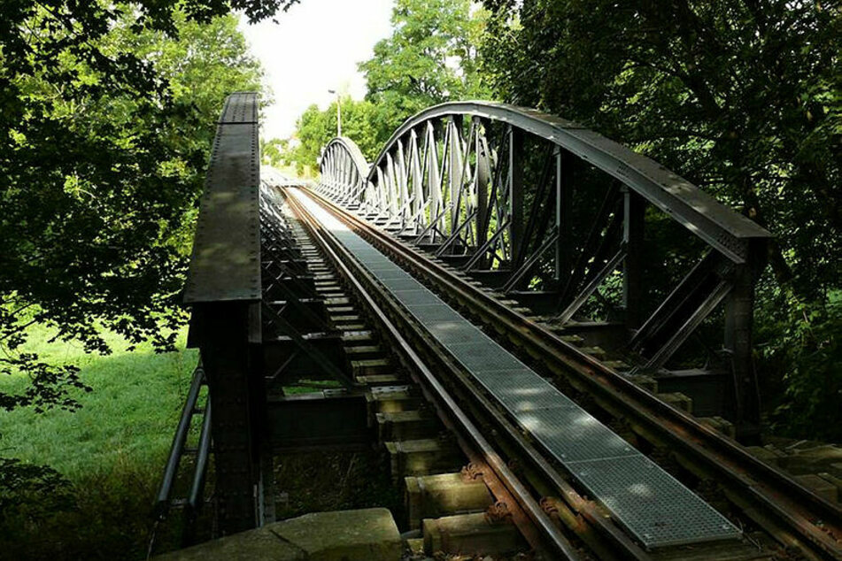Unter dieser Brücke der Torgauer Hafenbahn wurde am Sonntag Feuer gelegt.
