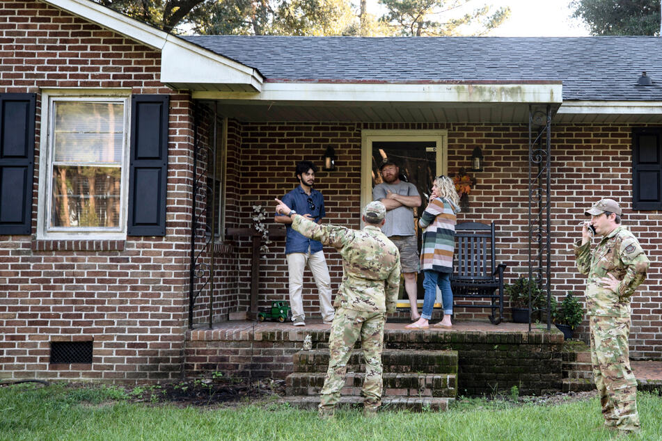 Soldaten der US-Luftwaffe sprechen mit Anwohnern, deren Haus sich nahe der Absturzstelle des Kampfjets befindet.