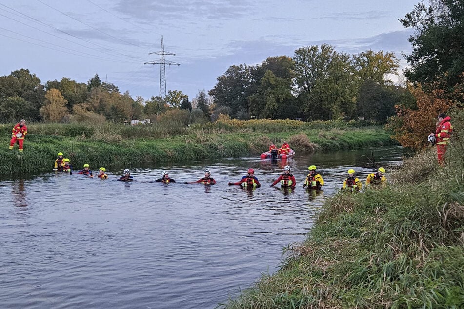 Die Kräfte der DLRG suchten die Ilmenau systematisch ab. Das Foto entstand wenige Minute vor Auffinden des Leichnams.