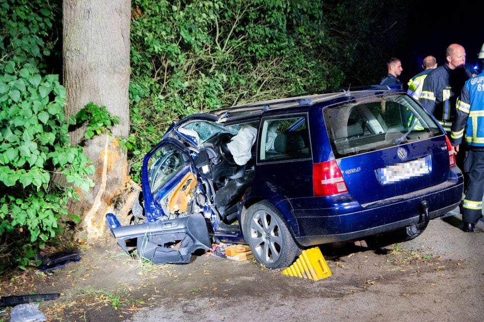 In Schleswig-Holstein ist ein Auto gegen einen Baum gekracht.