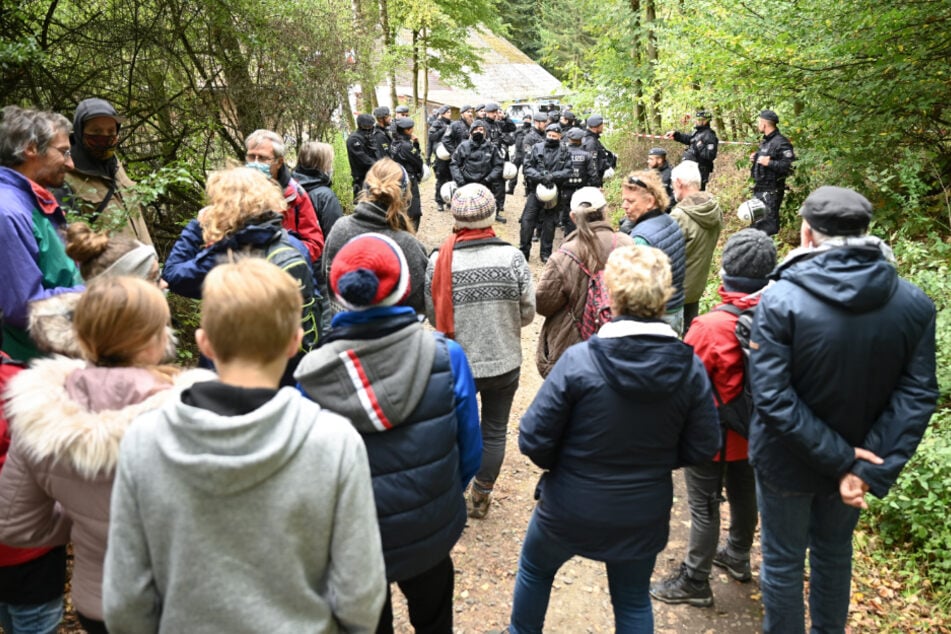 Polizeibeamte halten Ausbaugegner vom Zugang in den Maulbacher Wald ab. (Archivfoto)