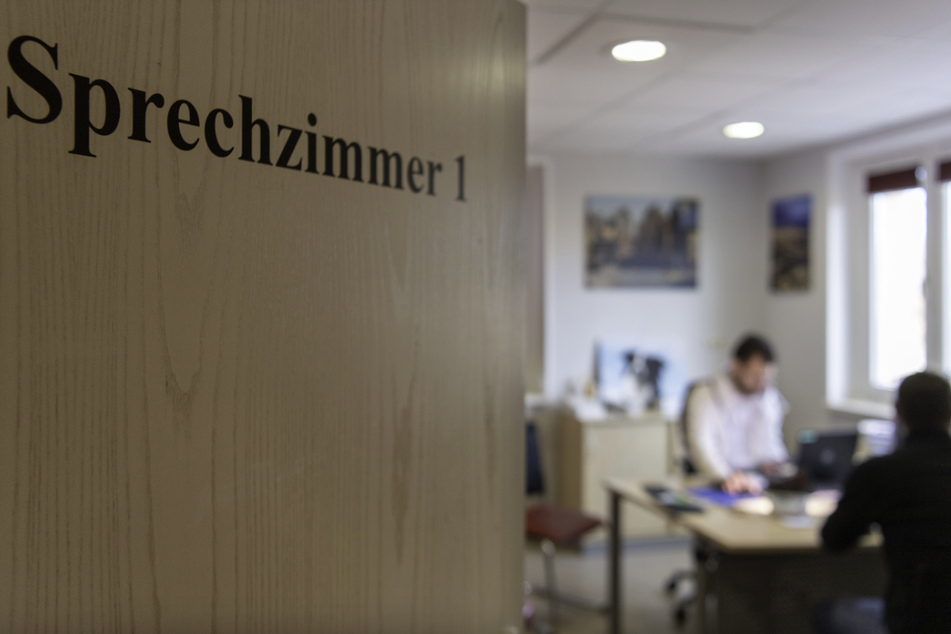 Blick in ein Sprechzimmer einer Hausarztpraxis vom Hausarzt. Hausärzte berichten von schwankenden Impfstoff-Liefermengen, was die Planbarkeit erschwert. (Symbolbild)