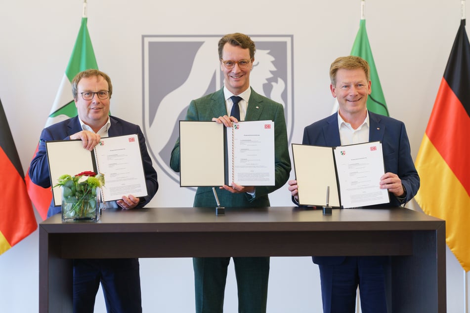 DB und Land unterzeichneten eine Kooperationsvereinbarung für die Verbesserung der Bahninfrastruktur (v. l.): Oliver Krischer (55), Minister für Umwelt, Naturschutz und Verkehr des Landes NRW, NRW-Ministerpräsident Hendrik Wüst (49) und Dr. Richard Lutz (61), Vorstandsvorsitzender der Deutschen Bahn AG.