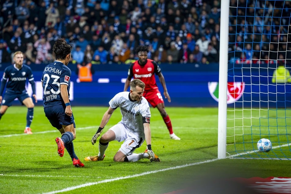 Wieder einmal schenkte Leverkusen am Samstag zwei Punkte im Meisterschaftsrennen her. Bochums Koji Miyoshi (27, l.) überwand Bayer-Torhüter Lukas Hradecky (34) in der 90. Minute zum 1:1-Ausgleich.