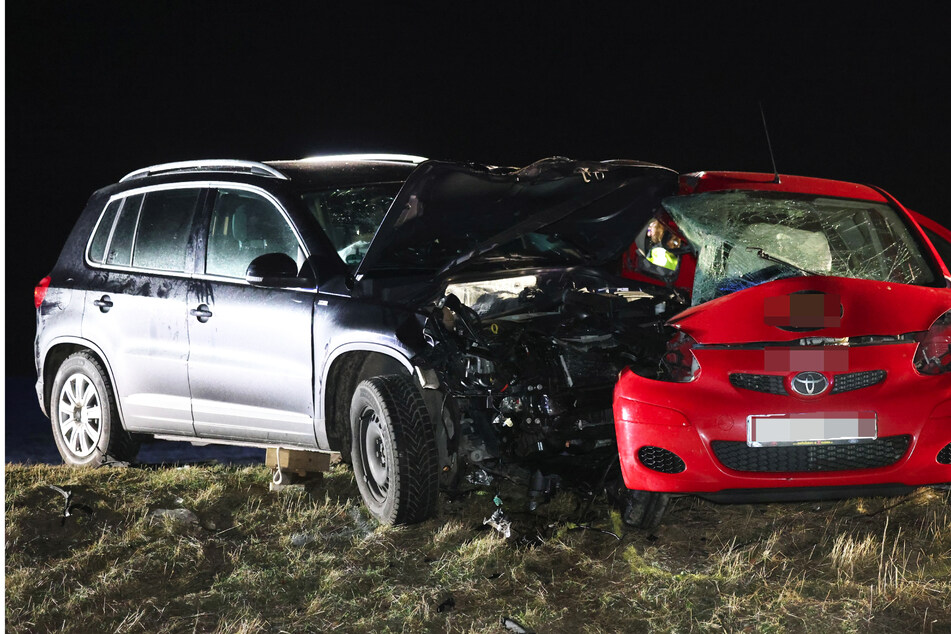 Frontalcrash mit VW: 31-jähriger Toyota-Fahrer erliegt schweren Verletzungen!