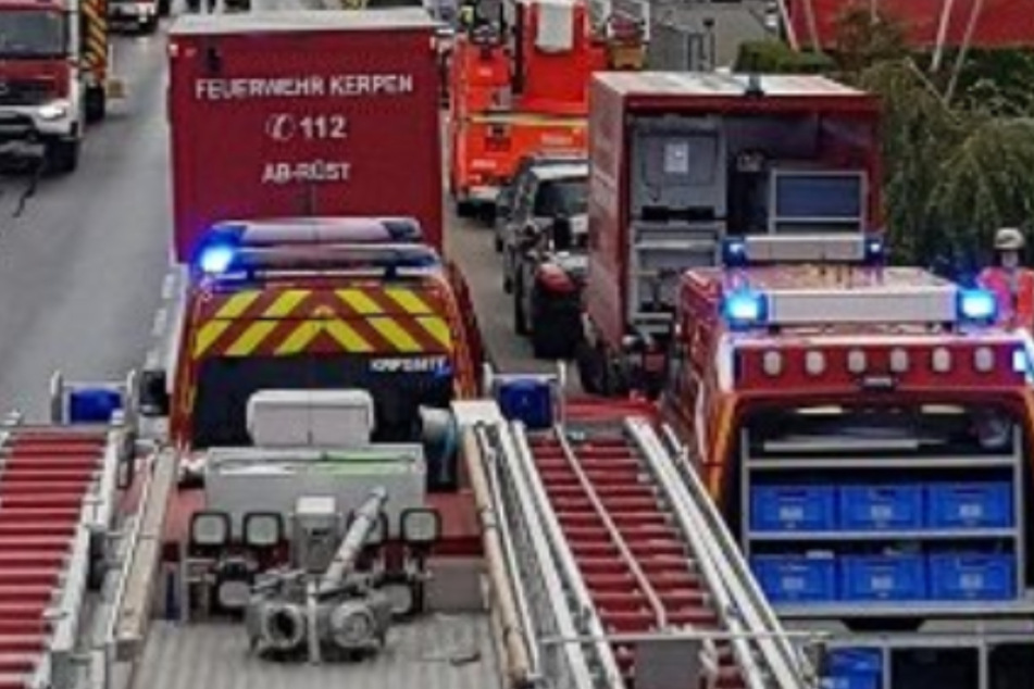 Die Feuerwehr Kerpen musste nach einer Explosion in einer Lagerhalle anrücken.