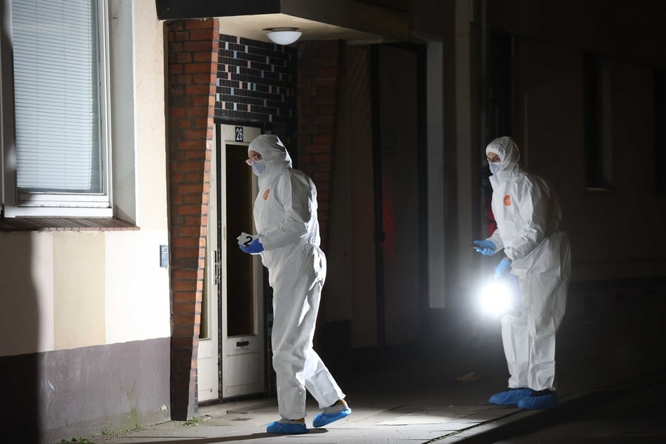 Ein Mann wurde am Freitagabend bei einer Auseinandersetzung in Hamburg schwer verletzt.