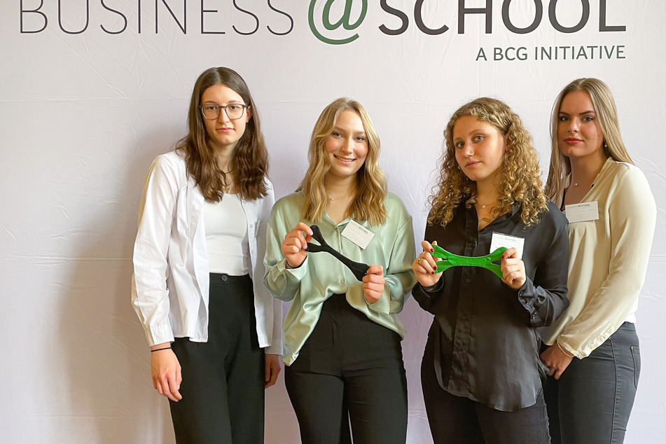 (v.l.n.r.): Helene (16), Charlotte (17), Zoe Paulina (16) und Johanna Helene (17) von der Anton-Philipp-Reclam-Schule haben gemeinsam das Produkt "soXsi" entwickelt.
