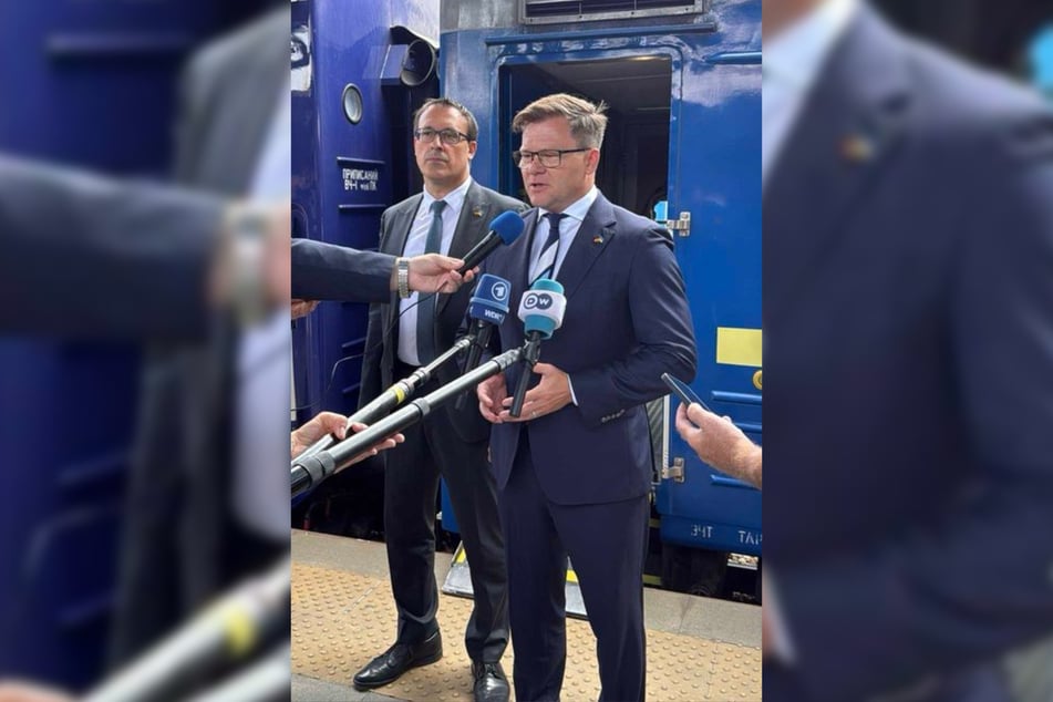 Bundesumweltminister Carsten Schneider (50) besucht Kiew und sichert dem Land deutsche Hilfe zu.