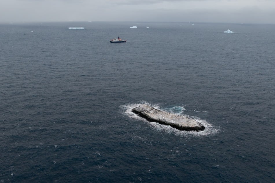 Was für die Forscher zunächst wie ein Eisberg aussah, entpuppte sich als bislang unbekannte Insel.
