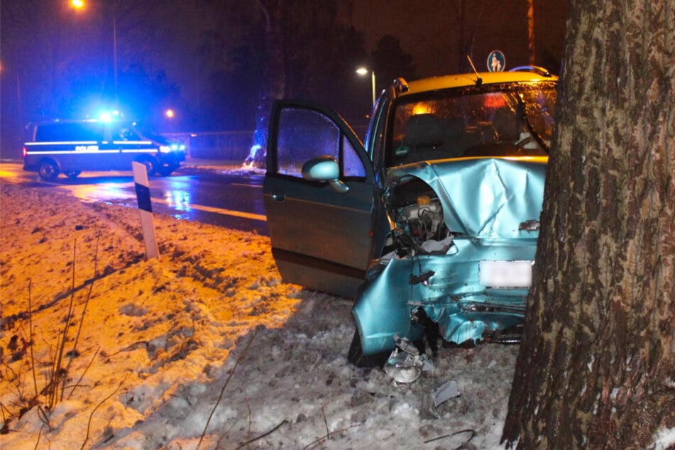 Unfall im Leipziger Südosten: Auto kracht gegen Baum, Fahrer im Krankenhaus
