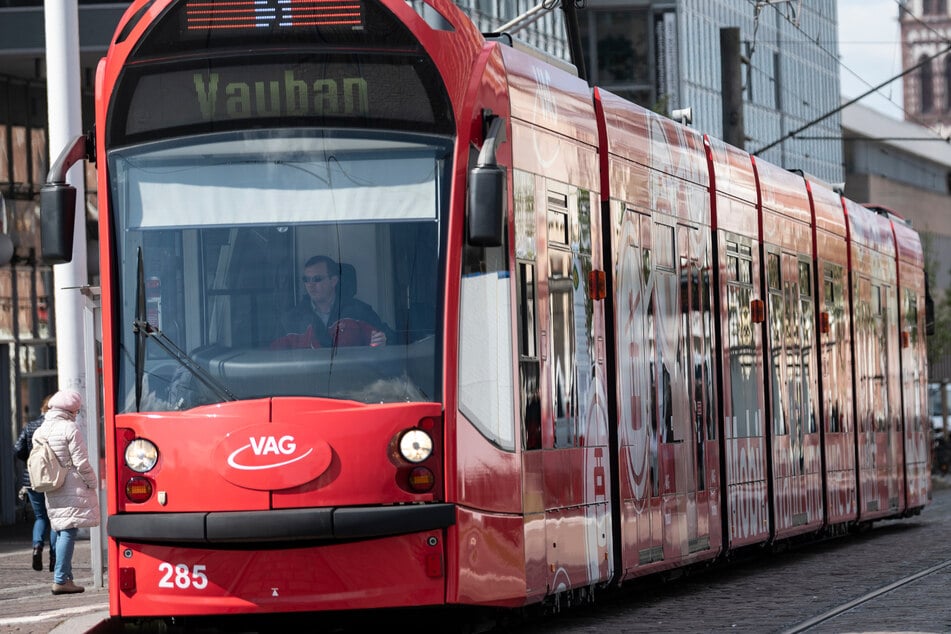 Unfall mit Straßenbahn! Kind verunglückt an Haltestelle - Zeugen eilen zur Hilfe