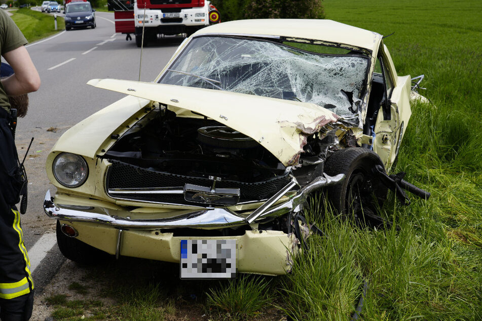 Bei dem schweren Unfall auf der B299 erlitt der Fahrer dieses Mustangs tödliche Verletzungen.