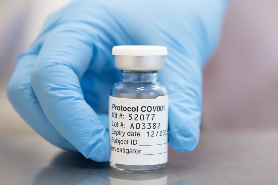 Eine Ampulle mit Corona-Impfstoff, der von AstraZeneca und der Universität Oxford entwickelt wurde.