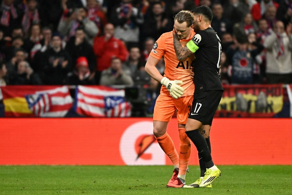 Torhüter Antonín Kinsky (22, l.) wird bei seiner Auswechslung vom gegnerischen Spieler Cristian Romero (27, r.) getröstet.