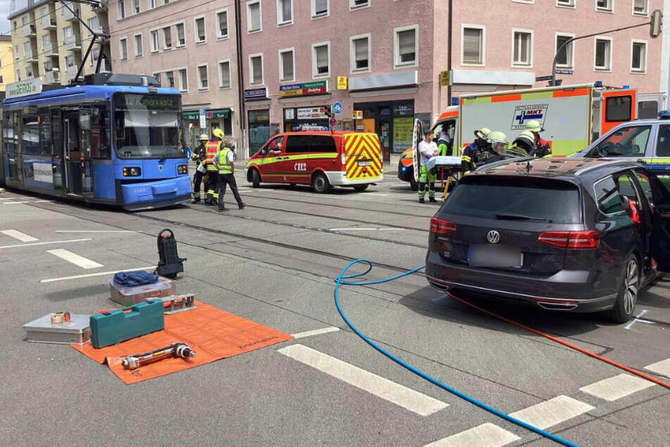 Unfall in München: Tram kracht in Fahrerseite von Auto! Frau verletzt