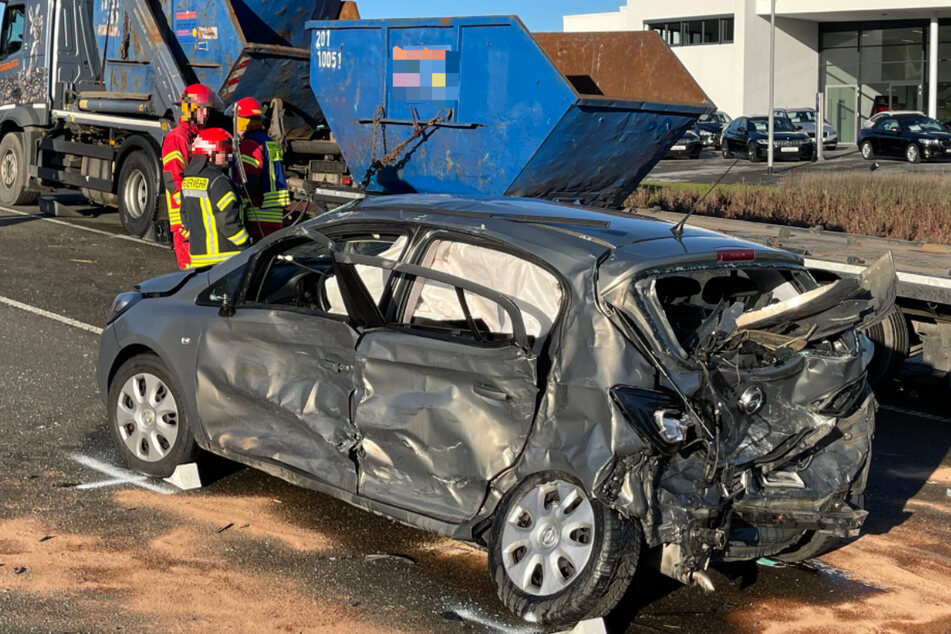 Die Fahrerin dieses Opels verstarb noch an der Unfallstelle.
