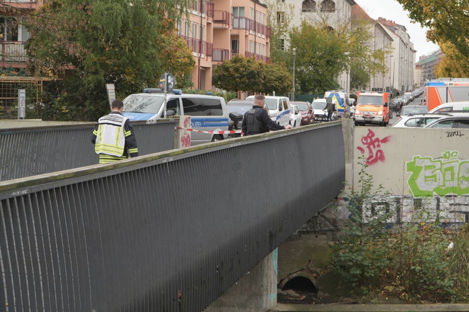 An der Entenbrücke im Leipziger Stadtteil Schleußig haben Passanten am Samstagmorgen eine Leiche entdeckt.