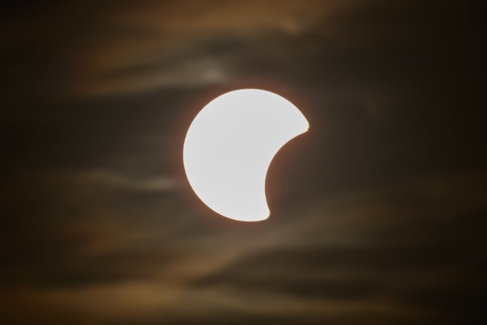 Der Beginn der partiellen Sonnenfinsternis am Himmel über Dresden.