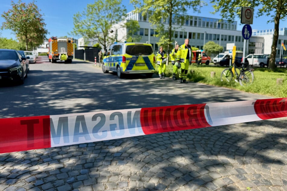 Die Straßen rund um das Bundeswehr-Gebäude wurden aufgrund des Alarms abgesperrt.