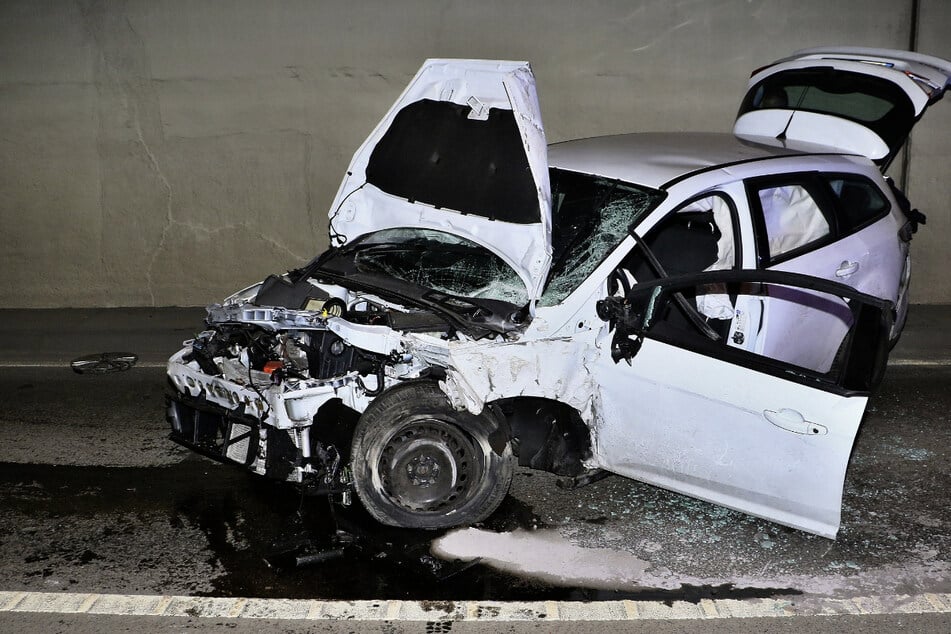Die Feuerwehr musste den Autofahrer aus dem Wrack