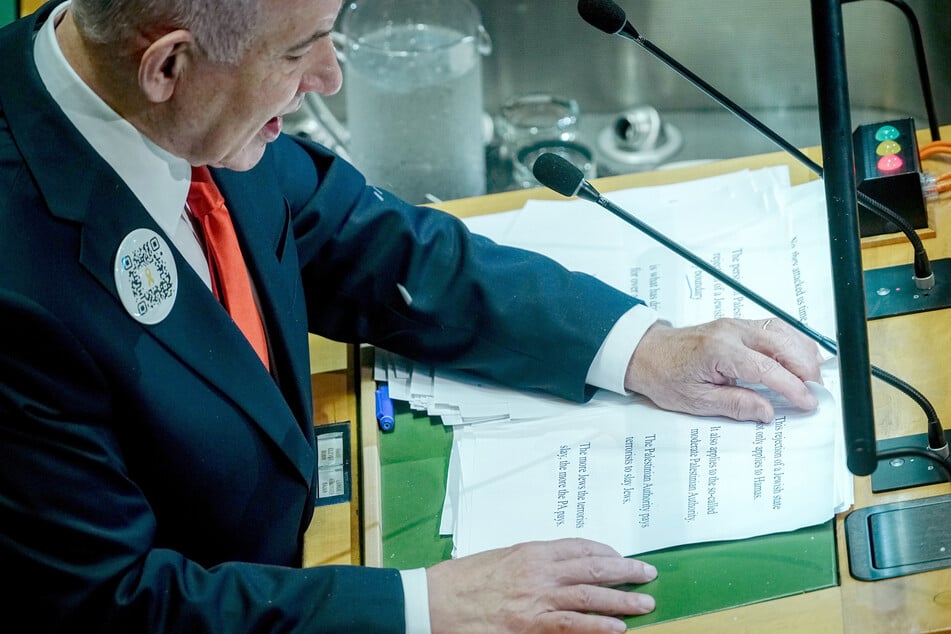 Israels Regierungschef Netanjahu hat sich in seiner Rede vor der UN-Vollversammlung direkt an die Geiseln im Gazastreifen gewendet. Bei ihren Angehörigen traf das nicht auf Zustimmung.