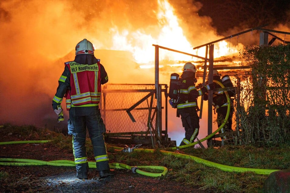 Als die Feuerwehrleute eintrafen, stand die Laube im Waschhausweg bereits in Vollbrand.