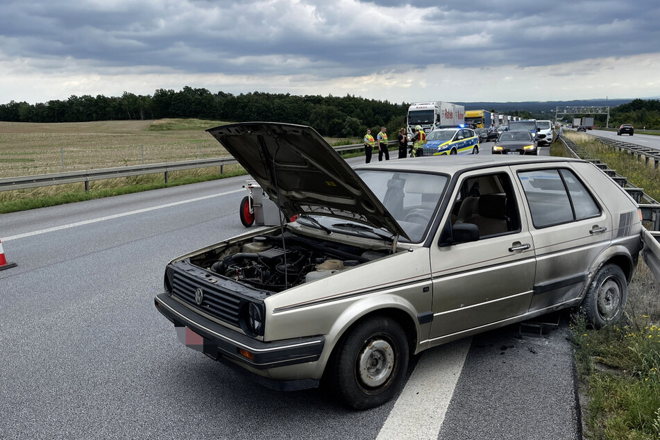 Unfall A4: VW Golf fängt mitten auf der A4 nahe Görlitz plötzlich Feuer!