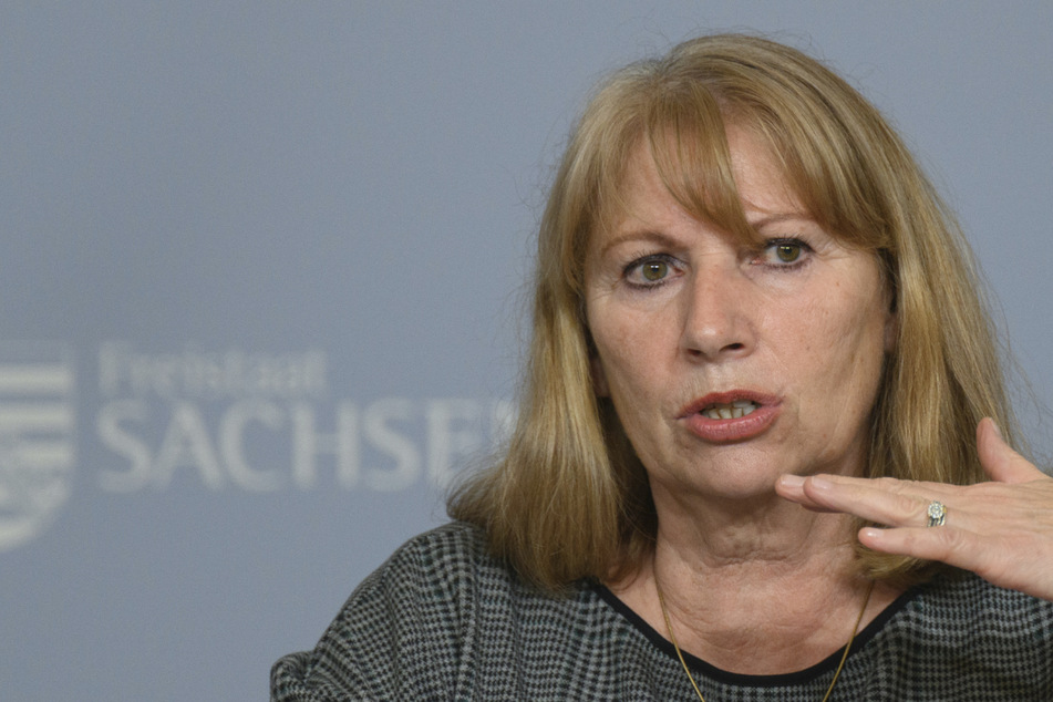 Petra Köpping (63, SPD) erklärte, dass "200 Demonstranten ortsfest" demonstrieren dürften.