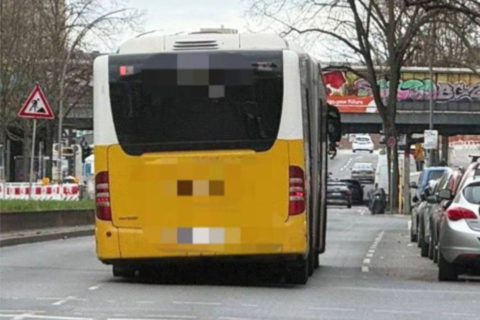 Die Schräglage des Busses ist deutlich zu erkennen.