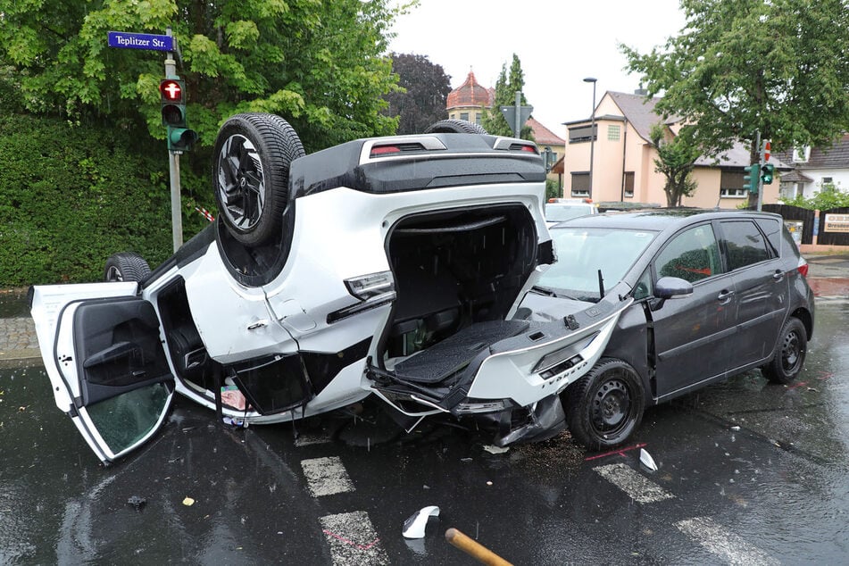 Die beteiligten Fahrzeuge haben wohl nur noch Schrottwert.
