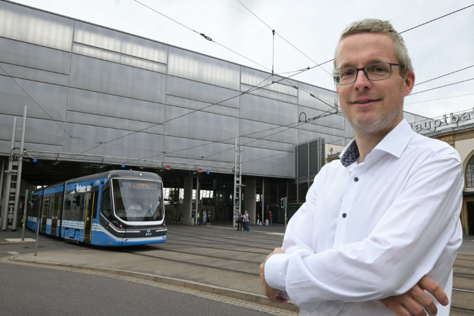 Mathias Korda (42), VMS-Geschäftsbereichsleiter Verkehr und Infrastruktur, vor der Einfahrt zum Hightech-Anbau.