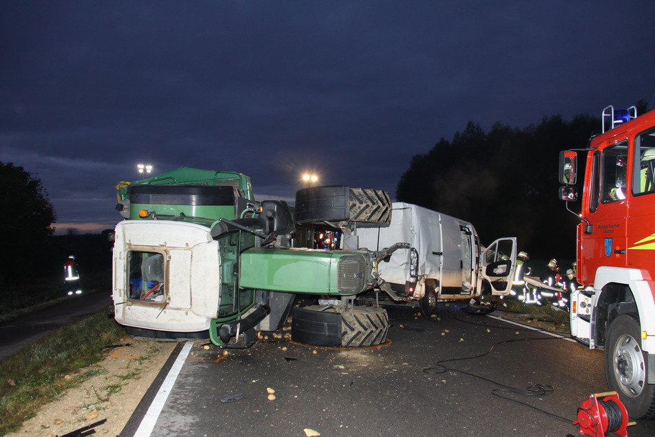 Der Traktor kippte beim Ausweichversuch um.