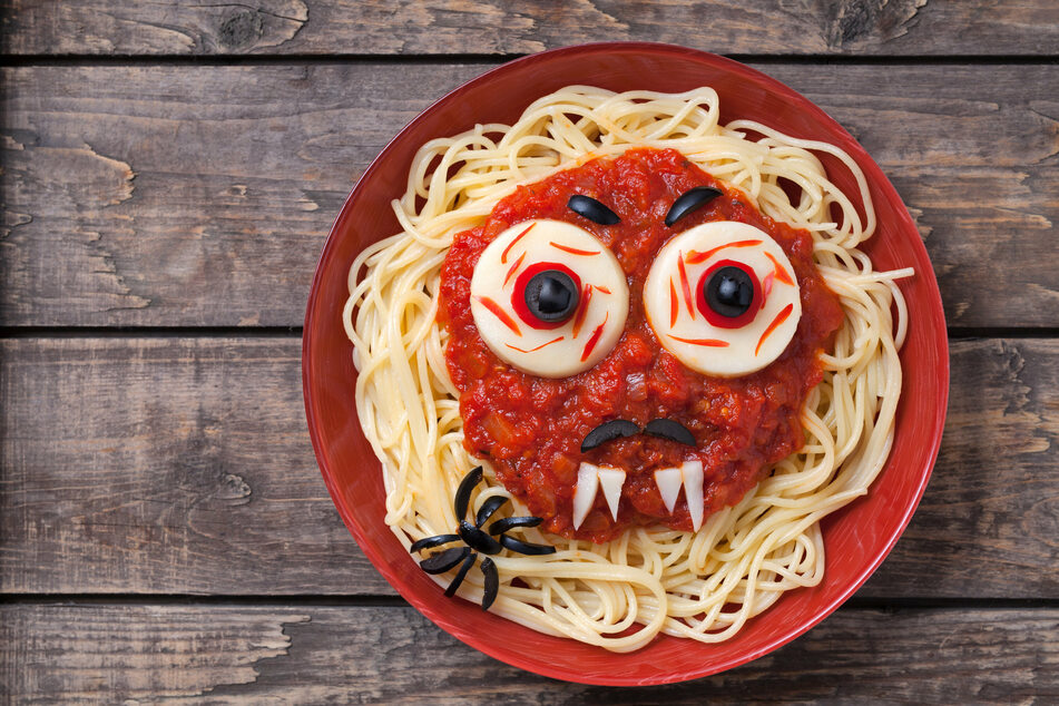 Erschreckend einfach zubereitet sind die Spaghetti mit Vampirgesicht.