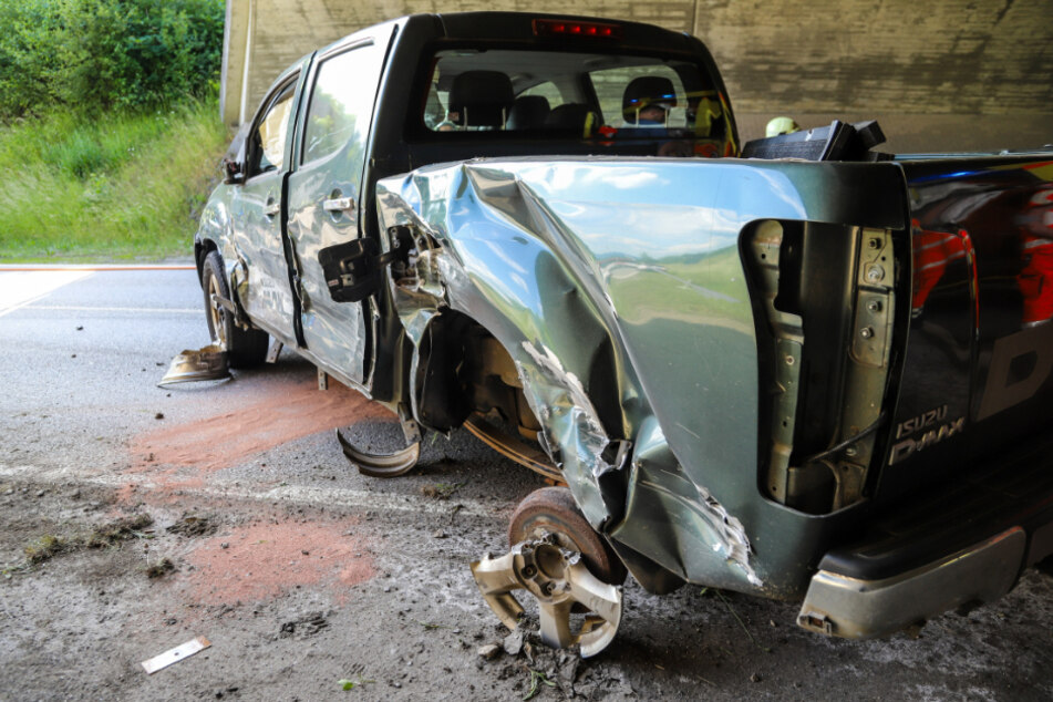 Der Fahrer des Isuzu Pickup wurde nach dem Unfall in ein Krankenhaus eingeliefert.