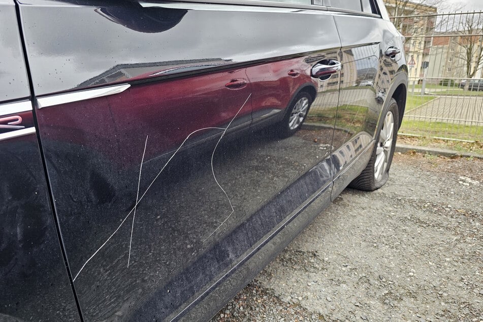Zahlreiche Autos bei Zwickau beschädigt: Reifen zerstochen und Hakenkreuze eingeritzt