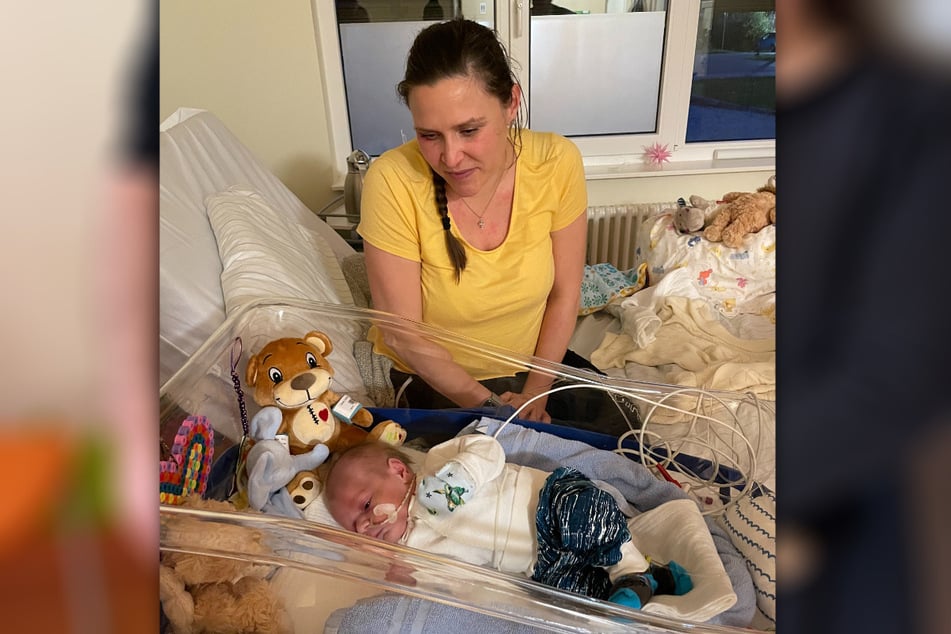 Leonard und Mama Franziska im Krankenhaus. Heute entwickelt sich der Junge wie ein gesundes Baby.