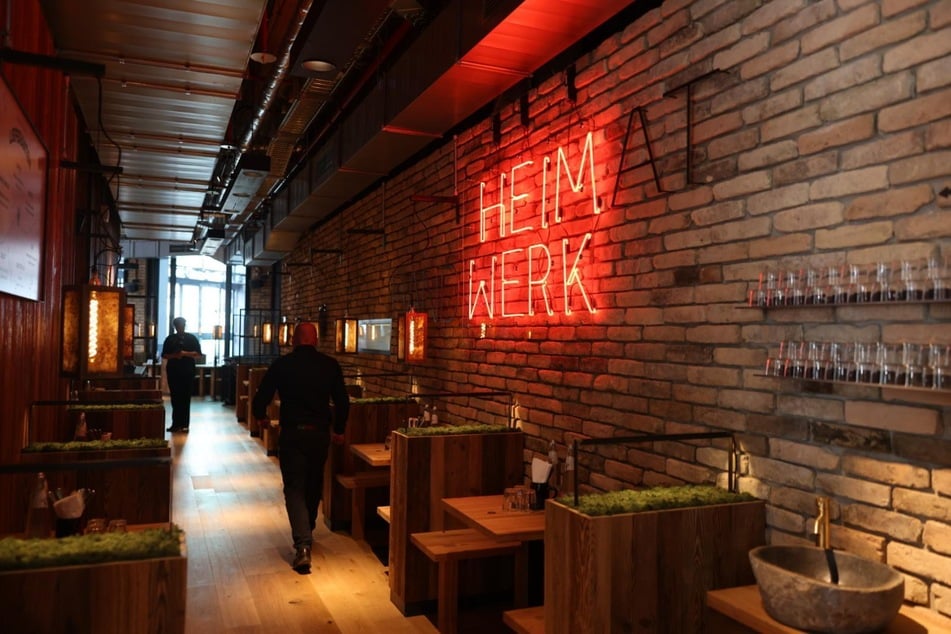 Innen ist das Restaurant in einem rustikalen Stil mit vielen modernen Elementen eingerichtet.