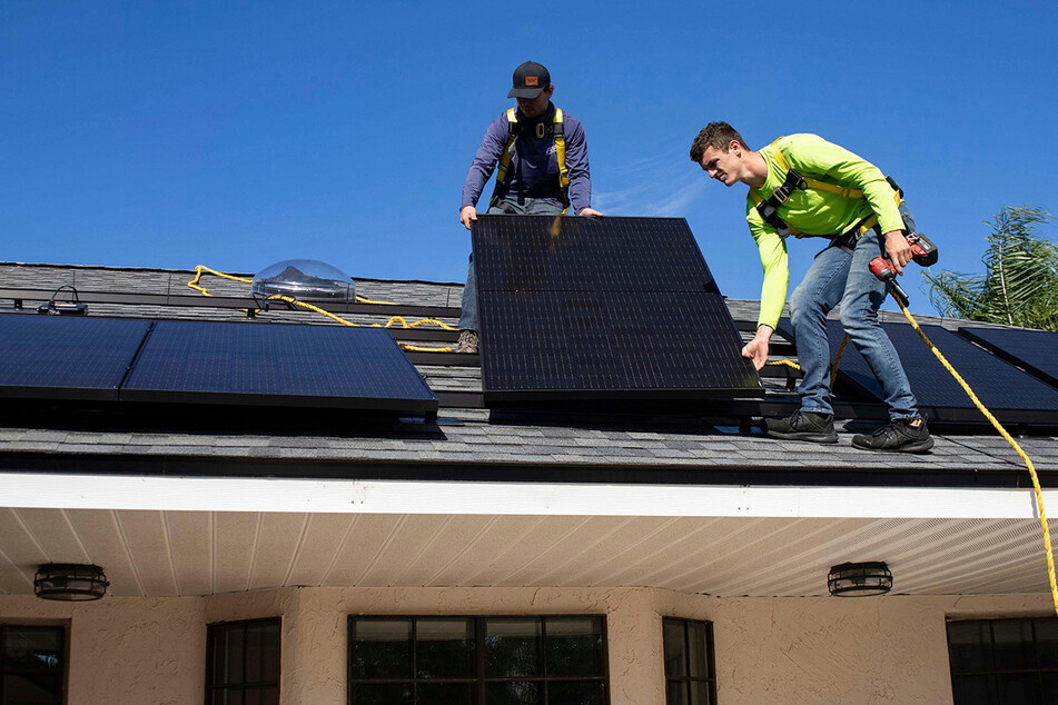 Steht bei vielen Hausbesitzern 2024 ganz oben auf der Wunschliste: eine eigene Solaranlage auf dem Dach.